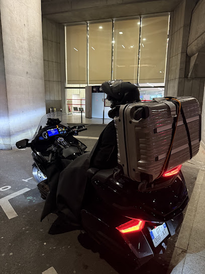 Moto Nwar Paris Taxi à Montigny-le-Bretonneux